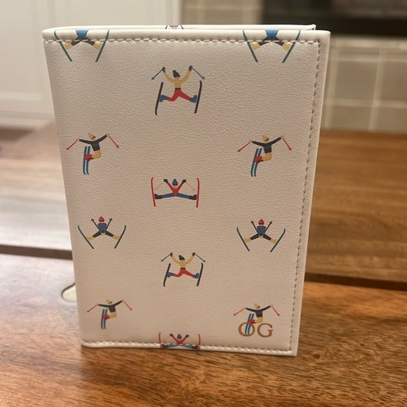 Mark & Graham Passport Holder- Skiers - Picture 1 of 4